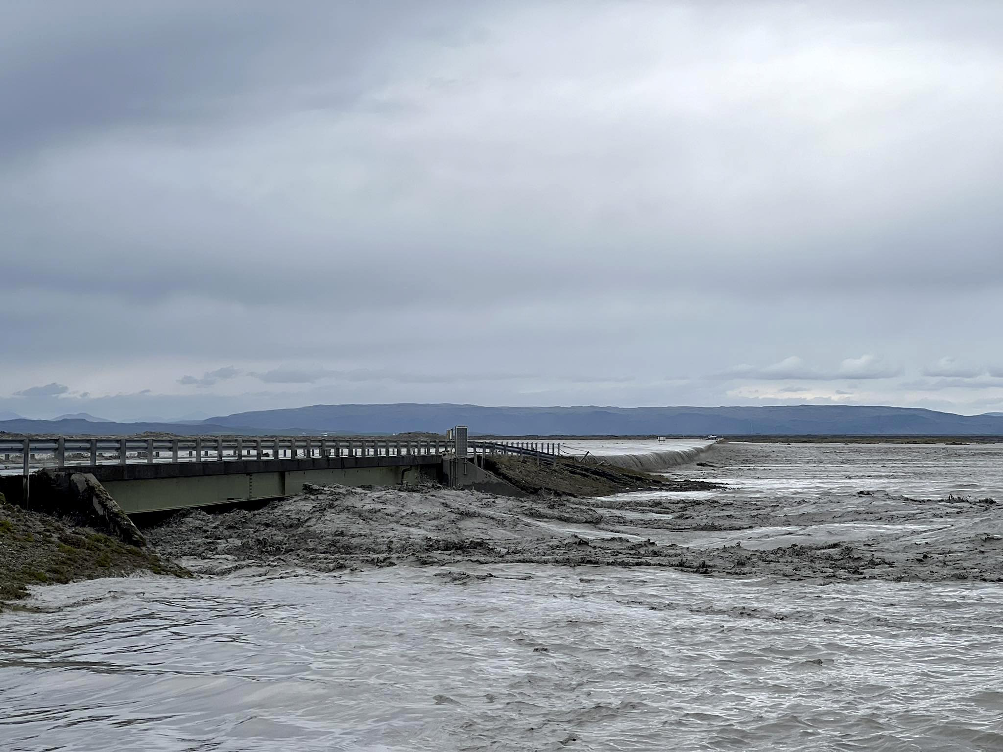 Skálm 27. júlí 2024. Þarna flæðir undir brúna og yfir veginn.